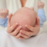 生後3カ月の赤ちゃんを揺さぶり脳性麻痺にした母親がひどい！揺さぶられっこ症候群の怖さについて