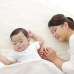 【ベッドガードで赤ちゃん死亡事故】乳児との添い寝で注意点は？布団とベッドどちらが安全？